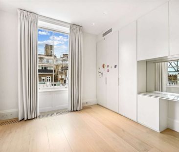 A fabulous beautifully interior designed second floor lateral apartment spanning two buildings. The flat provides magnificent entertaining space and beautiful views across Cadogan Square. - Photo 1