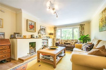 A bright and contemporary 6 bedroom family house in this popular village with well thought of Primary School and within easy access to Winchester and Andover, the A34 and A303 and the mainline railway station in Whitchurch. - Photo 2