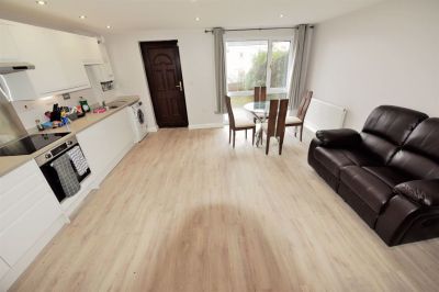 3 bedroom House in Holborn View, Leeds - Photo 2