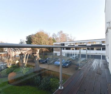 Well presented 2 bedroom second floor apartment for rent in Cambrid... - Photo 5