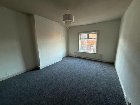 3 bedroom flat to rent - Photo 2