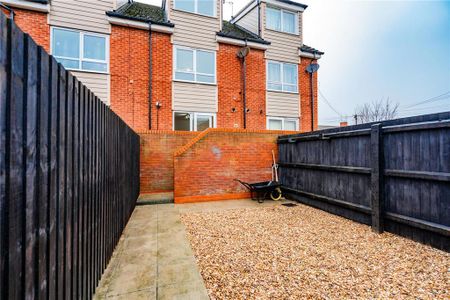 3 bedroom terraced house to rent - Photo 4