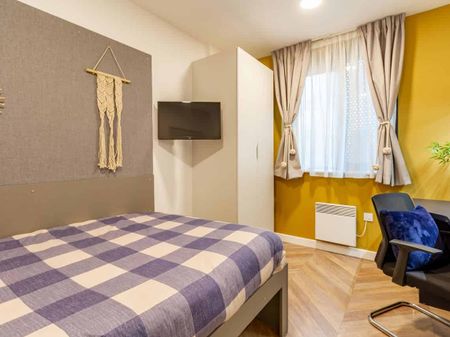 Standard - 2 Bed Flat - Photo 4