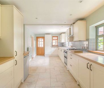 Detached family home in a sought-after village with conservatory an... - Photo 5