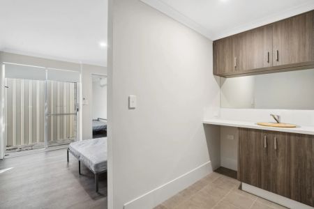 Private Ensuite Room in Modern Co-Living - $350pw (FIFO Friendly) - Photo 4