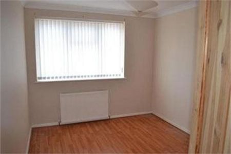 3 bedroom flat to rent - Photo 3