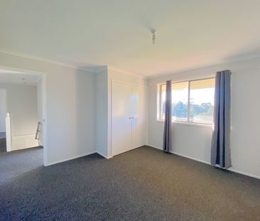 Spacious Two-Storey Home Overlooking Telarah Lagoon - Photo 6