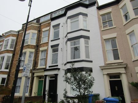 Quiet, modern and clean house share, close to town centre - Photo 3