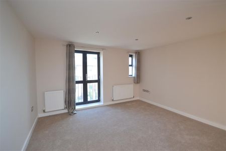 2 bedroom flat - Photo 3