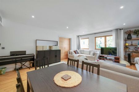 3 bedroom flat to rent - Photo 2