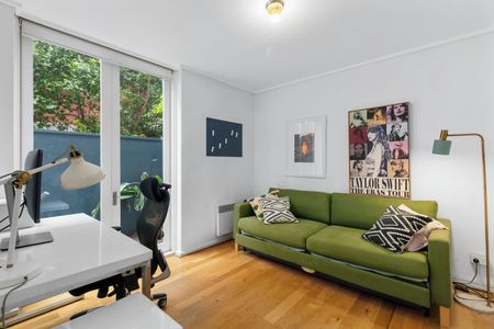 Spacious Northern-Facing 3-Bedroom Apartment in Coveted St Kilda Location - Photo 3
