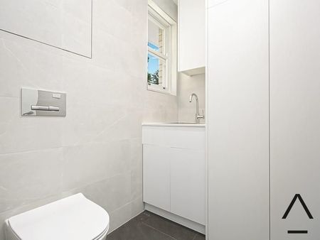 Top Floor Three Bedroom Apartment Moments From Bondi Beach - Photo 5