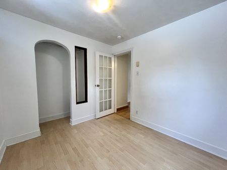 16 Cottage Road Upper Unit – CHARMING ARMDALE 2 BR 1 BATH UNIT AVAILABLE NOW! - Photo 5
