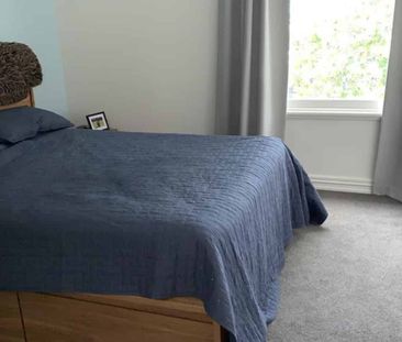 Sophisticated apartment living in the city! - Photo 2