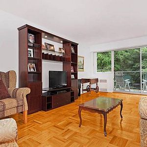 Newly renoed 2 bd/1bath in Kerrisdale for Sept 15 - Photo 2