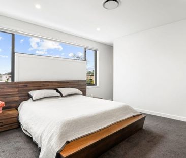 Modern Family Home - Photo 3