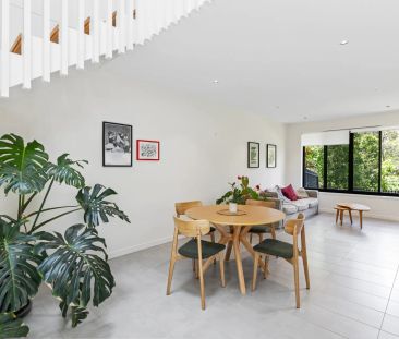 Elegant architecturally designed townhome with Kedron Brook views - Photo 6