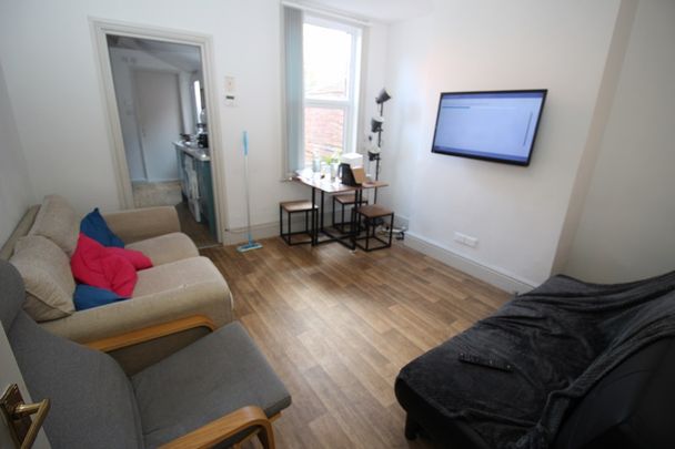 63 Newland Street west - Photo 1