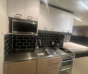 Central Auckland Studio Apt with Balcony! - Photo 2