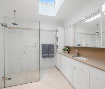 PRIVATE MODERN SEMI OF OUTSTANDING DESIGN IN A PREMIER WILLOUGHBY L... - Photo 6