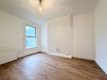 3 bedroom end of terrace house to rent - Photo 4