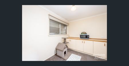 CONVENIENTLY LOCATED 3 BEDROOM HOUSE - Photo 3