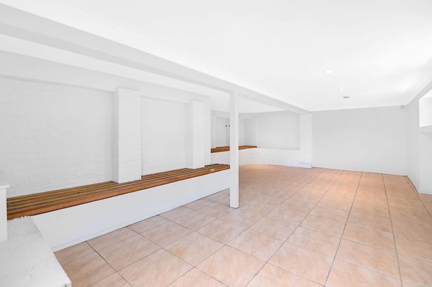 Spacious Family Home with Coastal Views – Highland Park - Photo 1