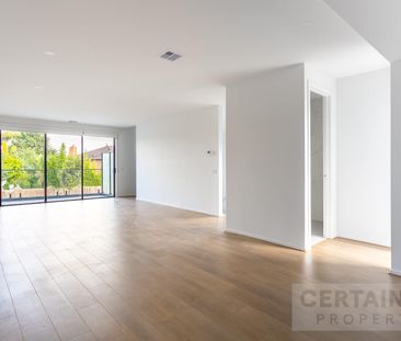 Modern 3 Bedroom Townhouse in Sydenham - Photo 3