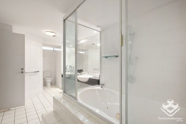 Rare Kangaroo Point Penthouse with Private Rooftop, Pool & Iconic Views - Photo 1