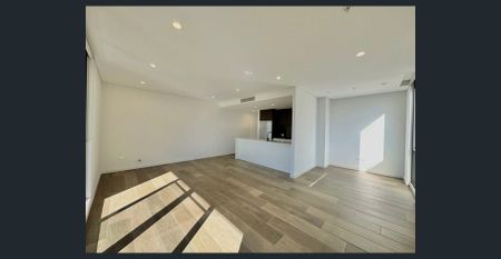 Stunning Two Bedroom Apartment Near Station with storage - Photo 2