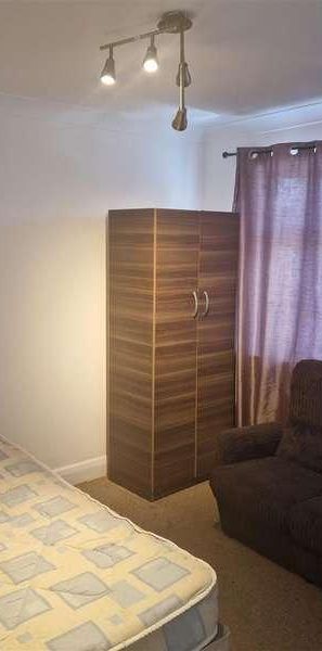 Tudor Square, Hayes, UB3 - Photo 1