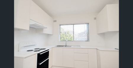 Beautifully renovated, ground floor residence is a unique block of only 4 units - Photo 3