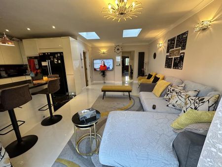 5 bedroom semi-detached house to rent - Photo 2