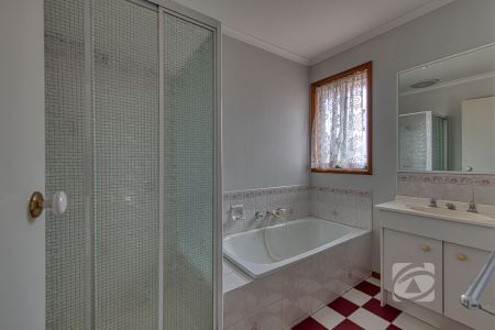 FAMILY HOME IN CRANBOURNE NORTH - Photo 4
