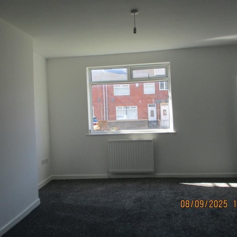 3 bedroom terraced house to rent - Photo 1