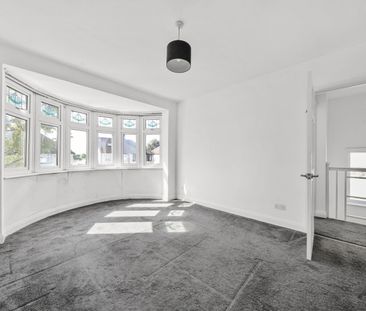 Semi-detached House to rent - Broad Walk, London, SE3 - Photo 3