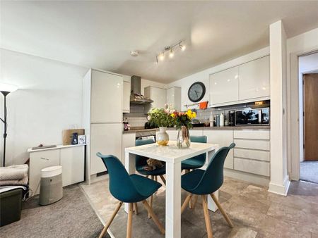 2 bedroom flat to rent - Photo 4
