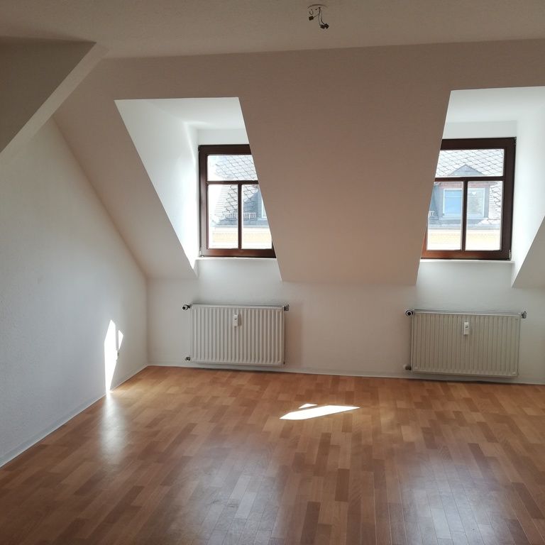 Dachgeschosswohnung im Altbau mit Einbauküche - Foto 1