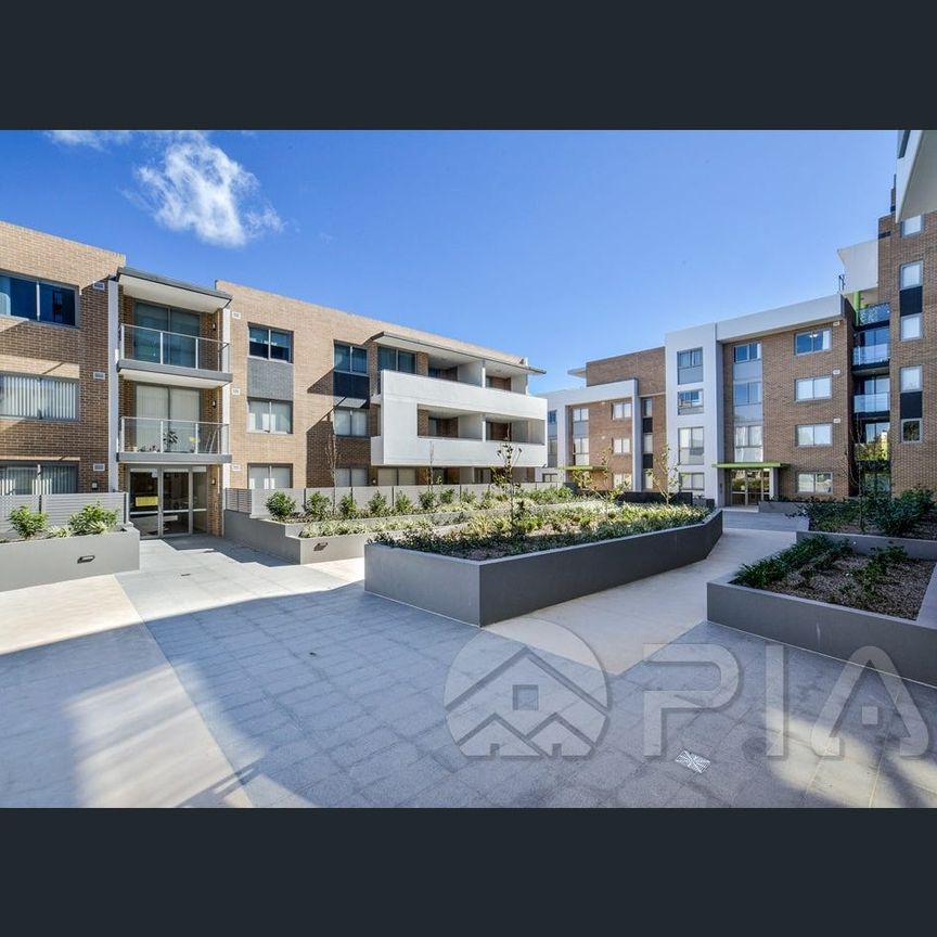 Over Sized two bedrooms apartment available! - Photo 1