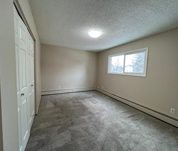 Pet Friendly 2 Bedroom Apartment! - Photo 4