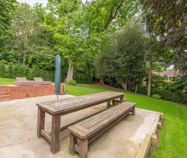 Available to let is this family home within a short walk of Ascot High Street - Photo 5