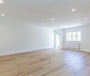 Olive Court Corn Street OX28 - Photo 1