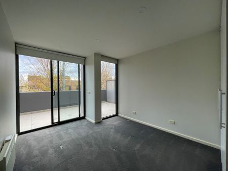 Modern Apartment for Rent – Prime North Melbourne Location! - Photo 4