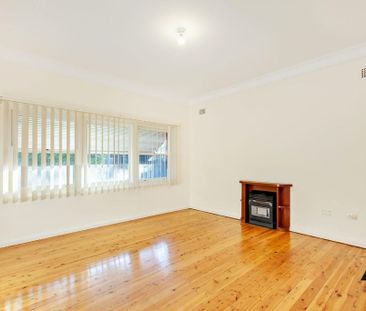 Neat & Tidy Three-Bedroom House in Kingsgrove - Photo 2