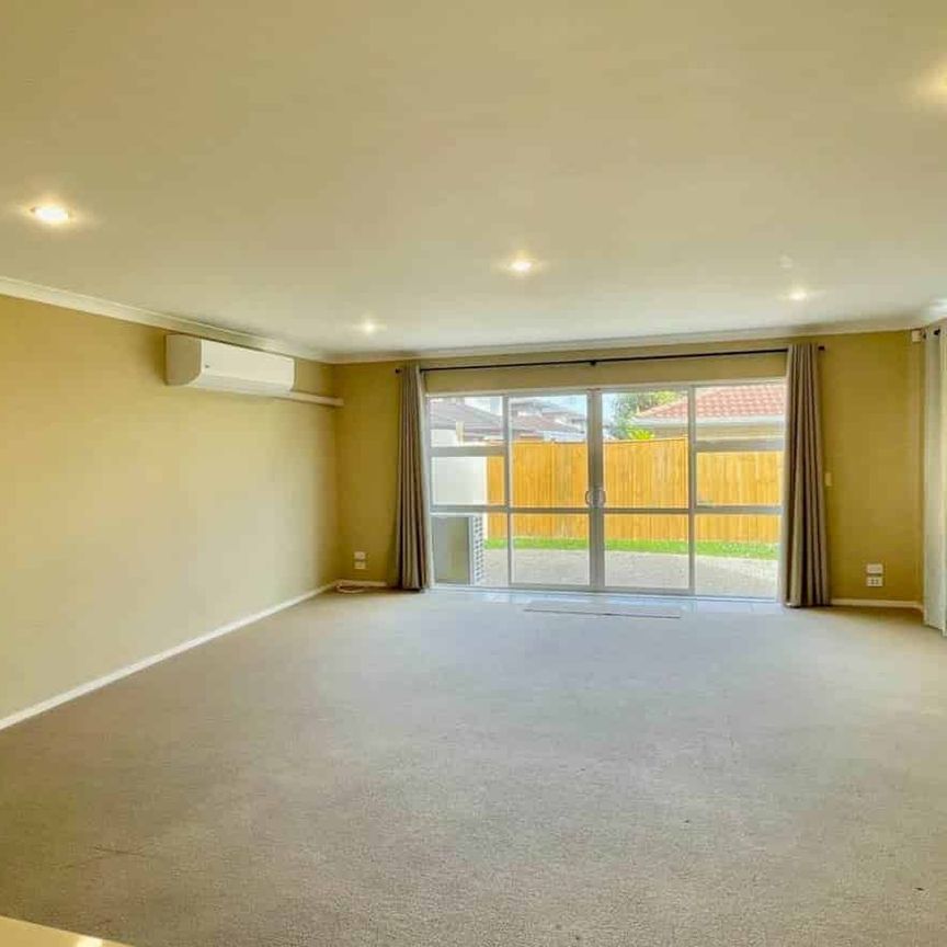 Family Home in Flat Bush - Photo 1