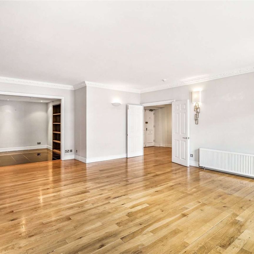 An elegant and generously proportioned lateral 3 bedroom, 2 bathroom apartment in this beautiful building and in one of Westminster's most iconic locations next to St James's Park. - Photo 1