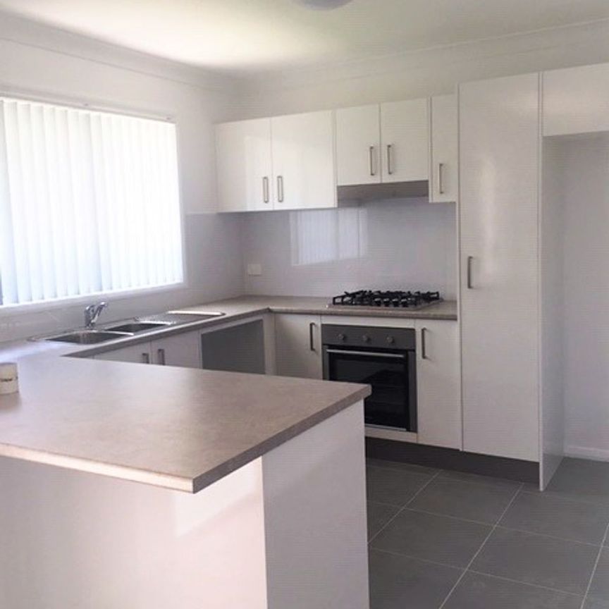 NEW IN BLACKWALL - Photo 1