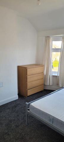 4 bedroom semi-detached house to rent - Photo 2