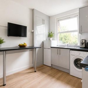 1 bedroom in a house share to rent - Photo 2