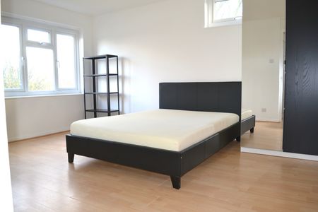 3 Bed Flat, Hoskins Close, E16 - Photo 2